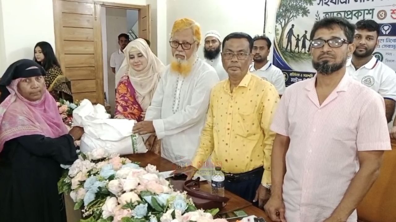 সহযাত্রী মানবকল্যান ফাউন্ডেশনের পক্ষ থেকে অসহায় ও দুঃস্থ মানুষের মাঝে উপহার