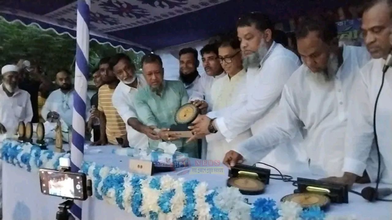 আলীরটেকে কোকো স্মৃতি ফুটবল টুর্নামেন্টের পুরস্কার বিতরণে টিপু