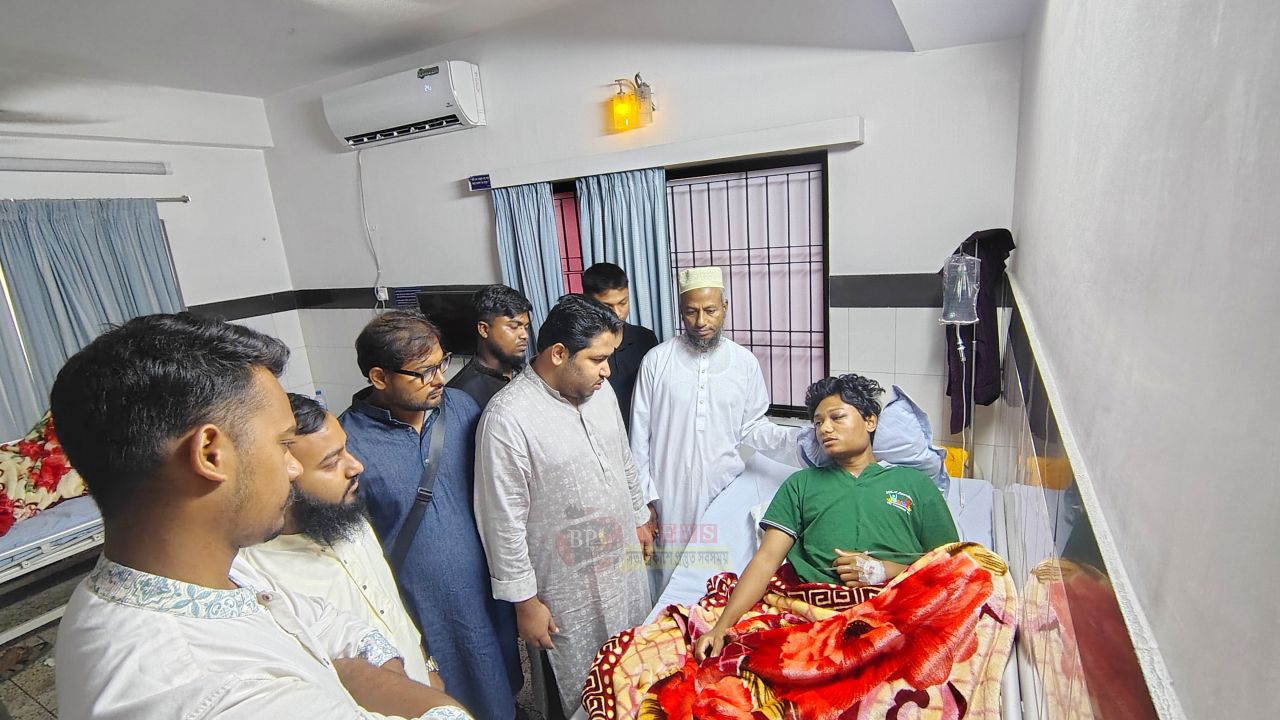 তোলারাম কলেজ সংঘর্ষে আহত ছাত্রশক্তি-ছাত্রদল-ছাত্রশিবির নেতাকর্মীদের দেখতে হাসপাতালে এমপি আমিন ও জাতীয় ছাত্রশক্তির নেতৃবৃন্দ