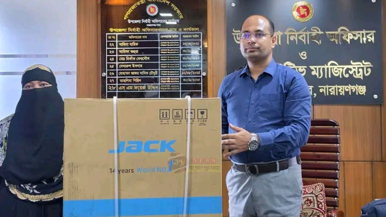 জুলাই শহিদ পরিবারের সেলিনার হাতে সেলাই মেশিন তুলে দিল প্রশাসন