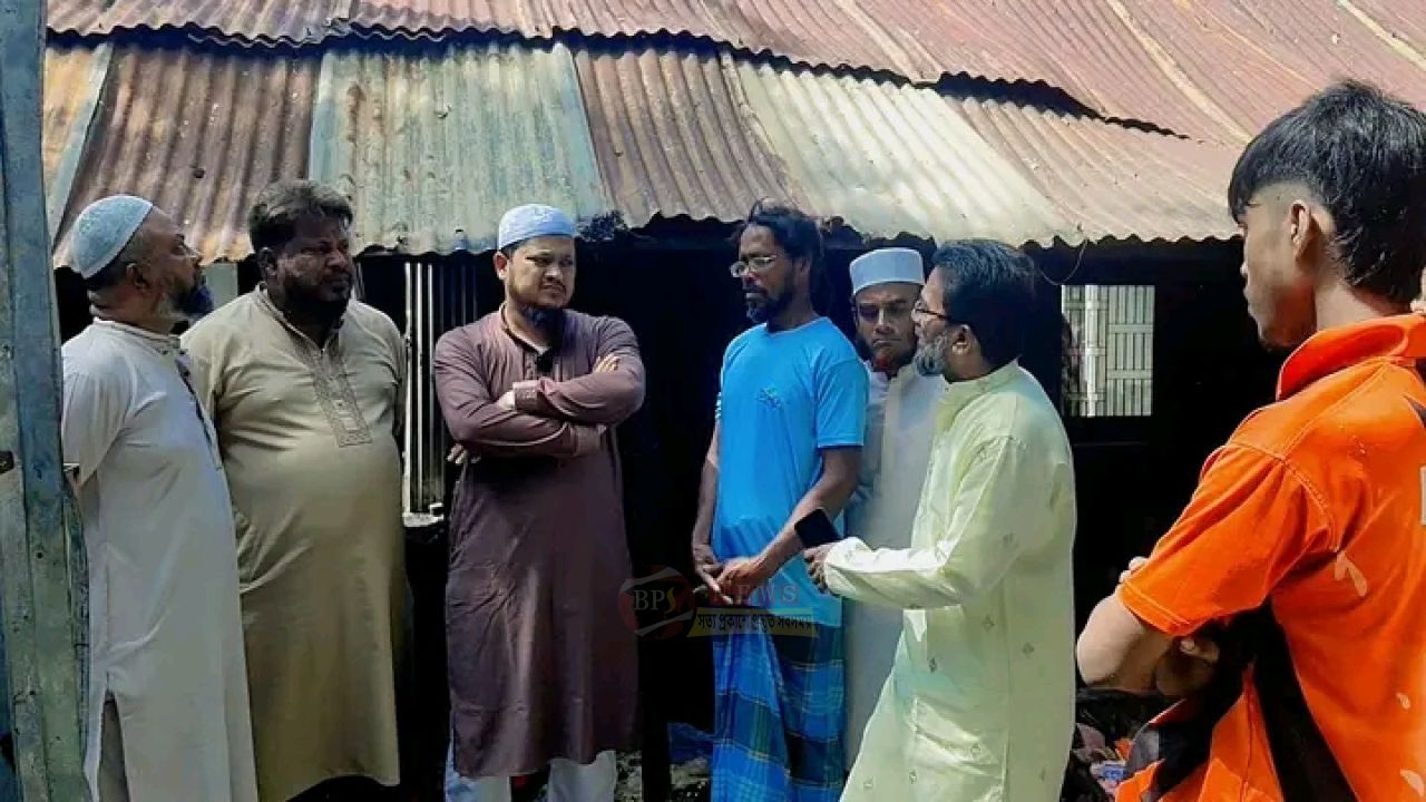 আগুনে বসতবাড়ি পুড়ে ছাই, ক্ষতিগ্রস্তদের খোঁজ নিলেন জামায়াত আমীর