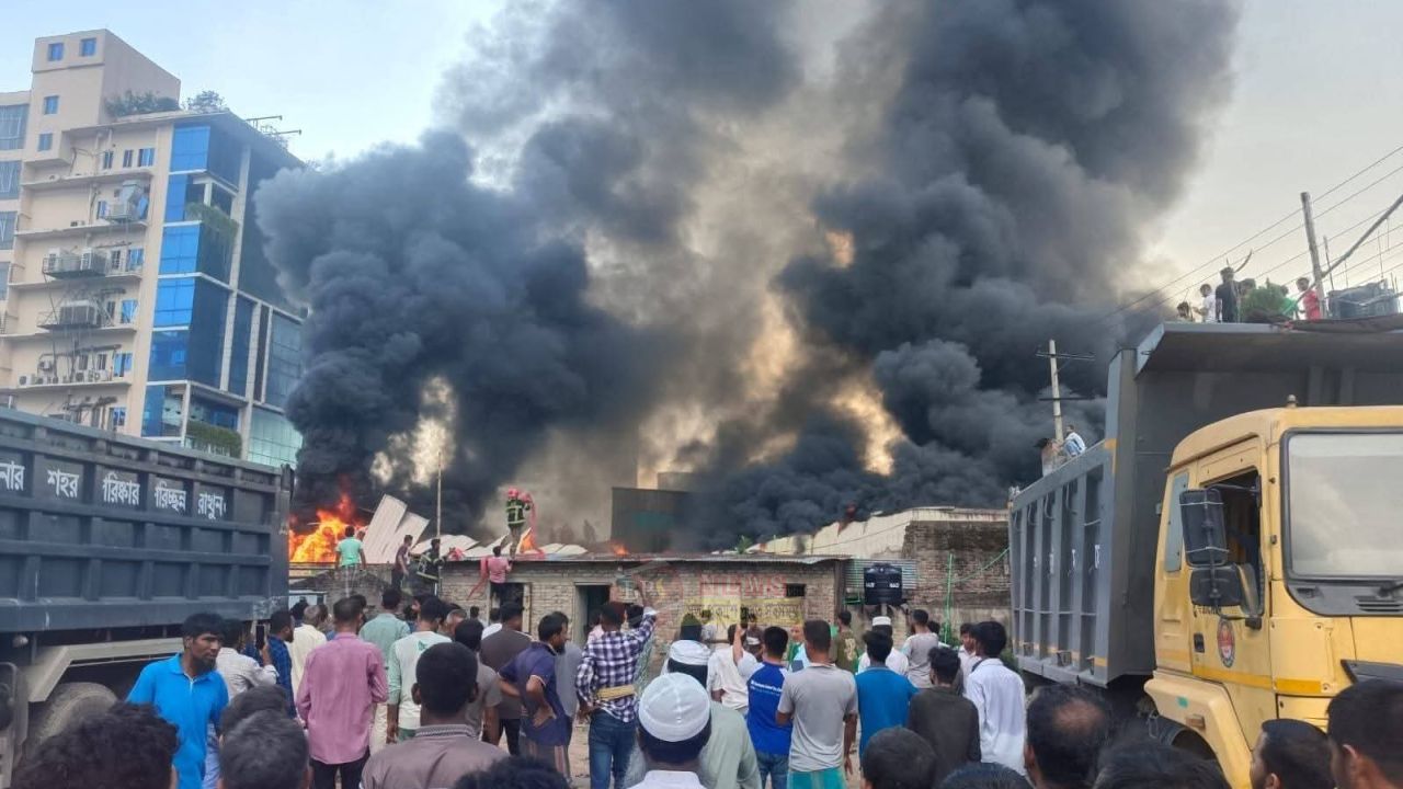 সিদ্ধিরগঞ্জে কেমিক্যাল গোডাউনে ভয়াবহ আগুন