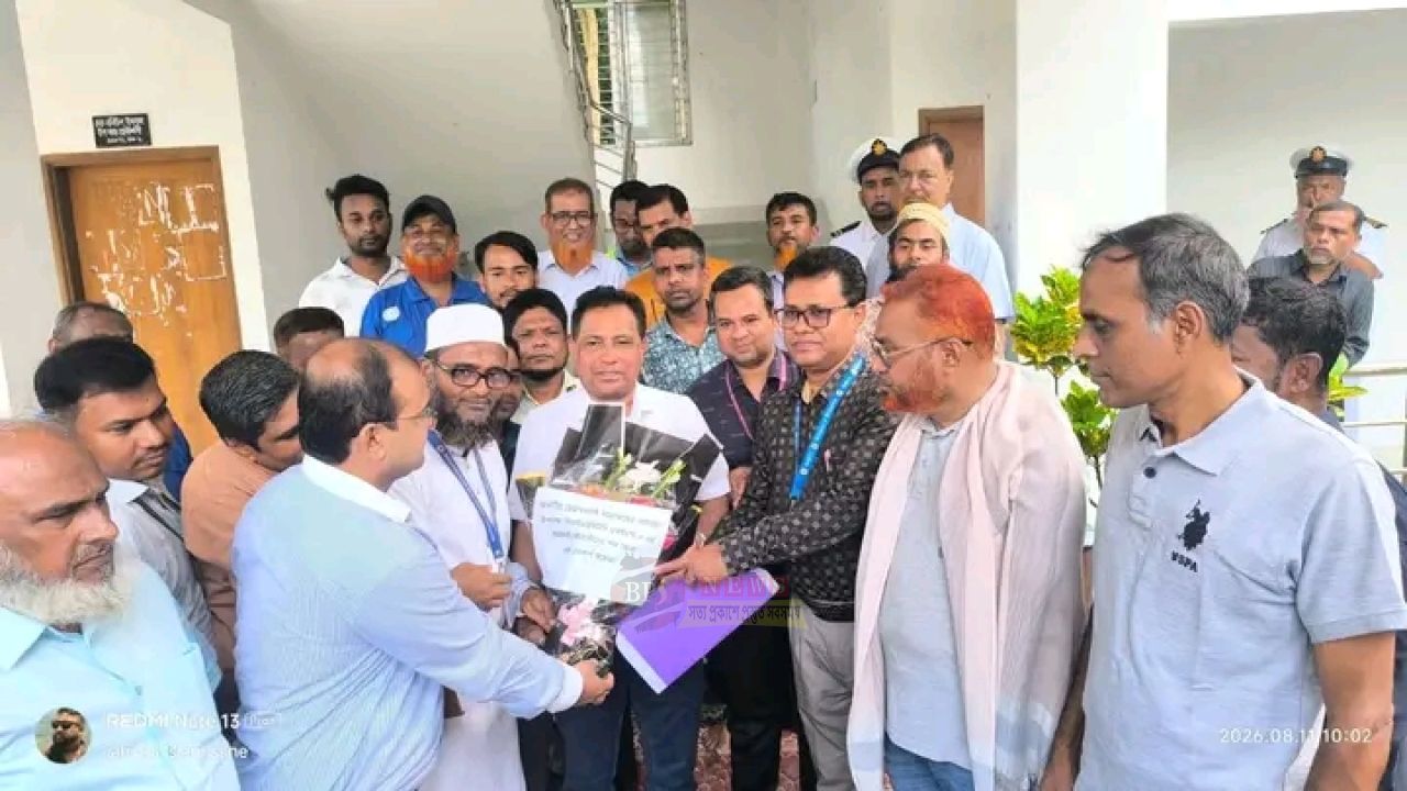 নারায়ণগঞ্জে নির্মাণাধীন জলযানের কাজ পরিদর্শনে বিআইডব্লিউটিসি চেয়ারম্যান