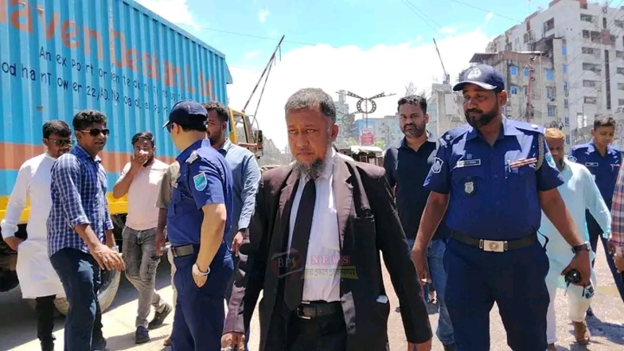 চাষাঢ়ায় যানজট নিরসনে মাঠে টিপু, সঙ্গে পুলিশ ও ব্যবসায়ী নেতারা