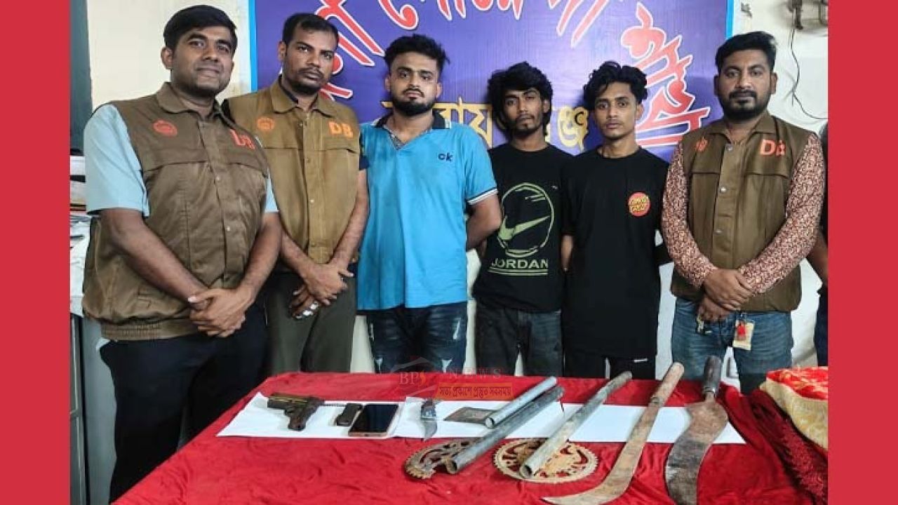 সিদ্ধিরগঞ্জে গোপন বৈঠক থেকে অস্ত্র-গুলিসহ ৩ জন গ্রেপ্তার