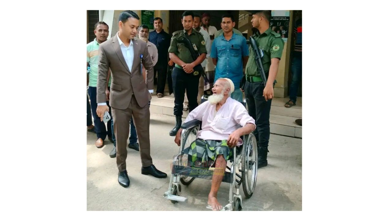 এক পায়ে ভর করে চলা হাসান আলীর পাশে রূপগঞ্জের ইউএনও, দিলেন হুইলচেয়ার ও আর্থিক সহায়তা