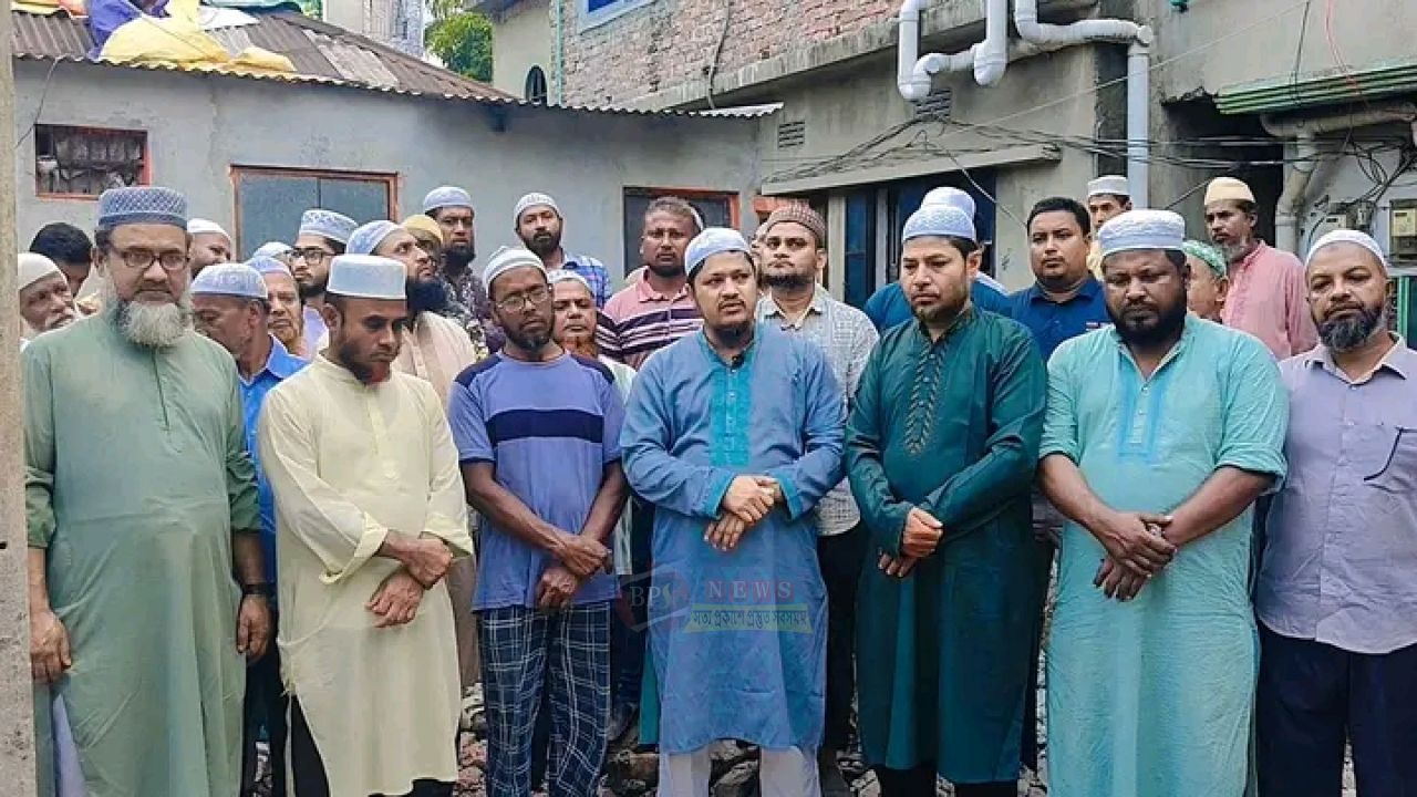 অগ্নিকাণ্ডে সর্বস্ব হারানো পরিবারের হাতে আর্থিক সহায়তা দিলেন আবদুল জব্বার