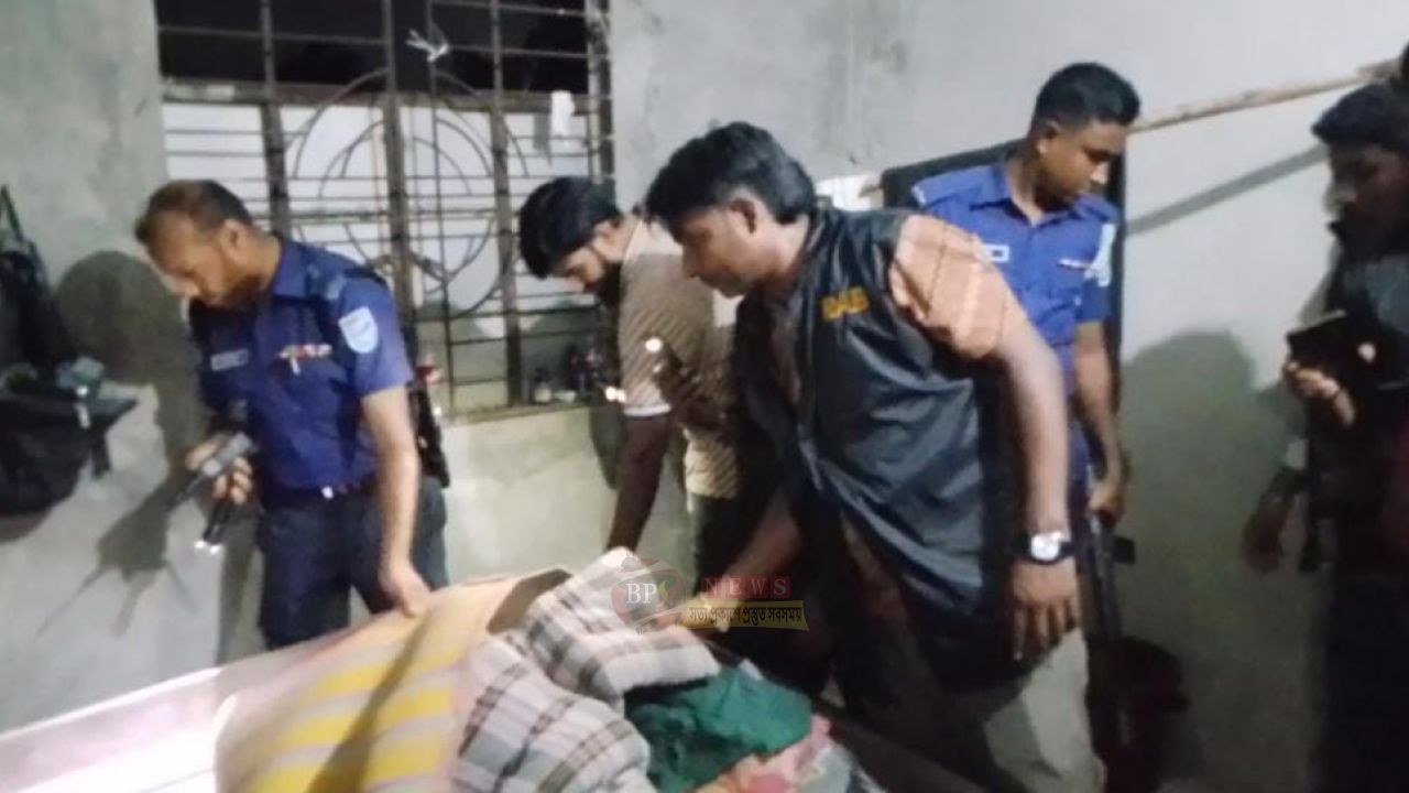 ফতুল্লায় র‍্যাব ও পুলিশের অভিযানে পরিত্যাক্ত বাড়ি থেকে গুলি উদ্ধার 