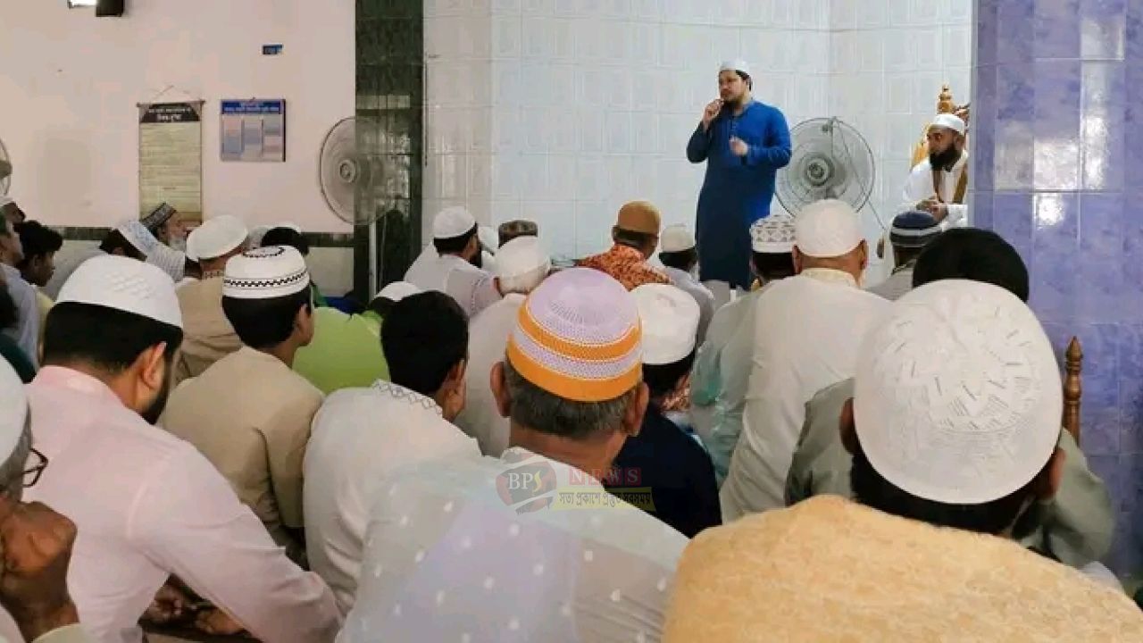 মাসদাইরে মুসল্লিদের সঙ্গে কুশল বিনিময়ে মাওলানা আবদুল জব্বার