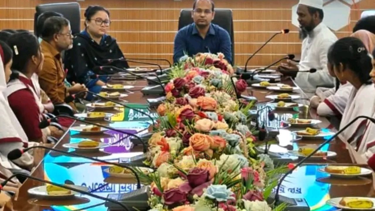 সরকারি দপ্তরের কার্যক্রম জানতে শিক্ষার্থীদের ‘এ ডে ইন অফিস’