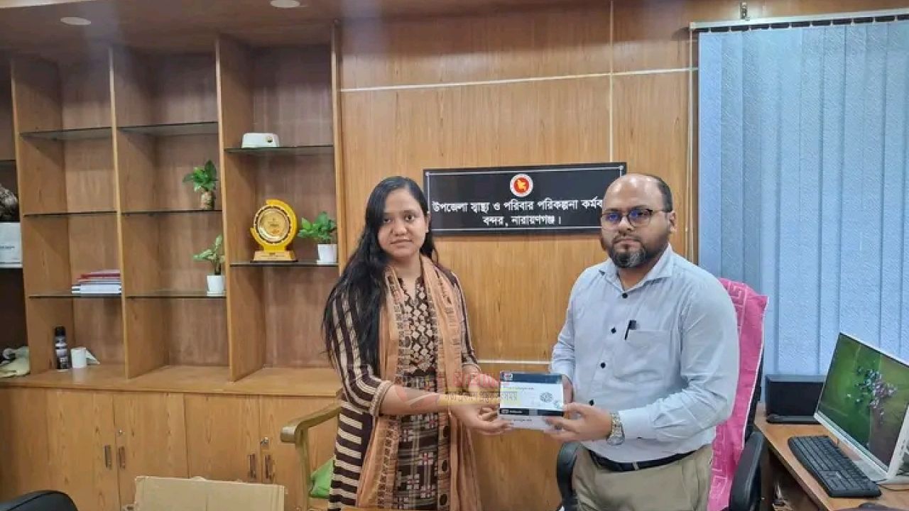 ডেঙ্গু পরীক্ষায় স্বাস্থ্য কমপ্লেক্সকে ২১০০-এর বেশি কিট দিল উপজেলা পরিষদ 