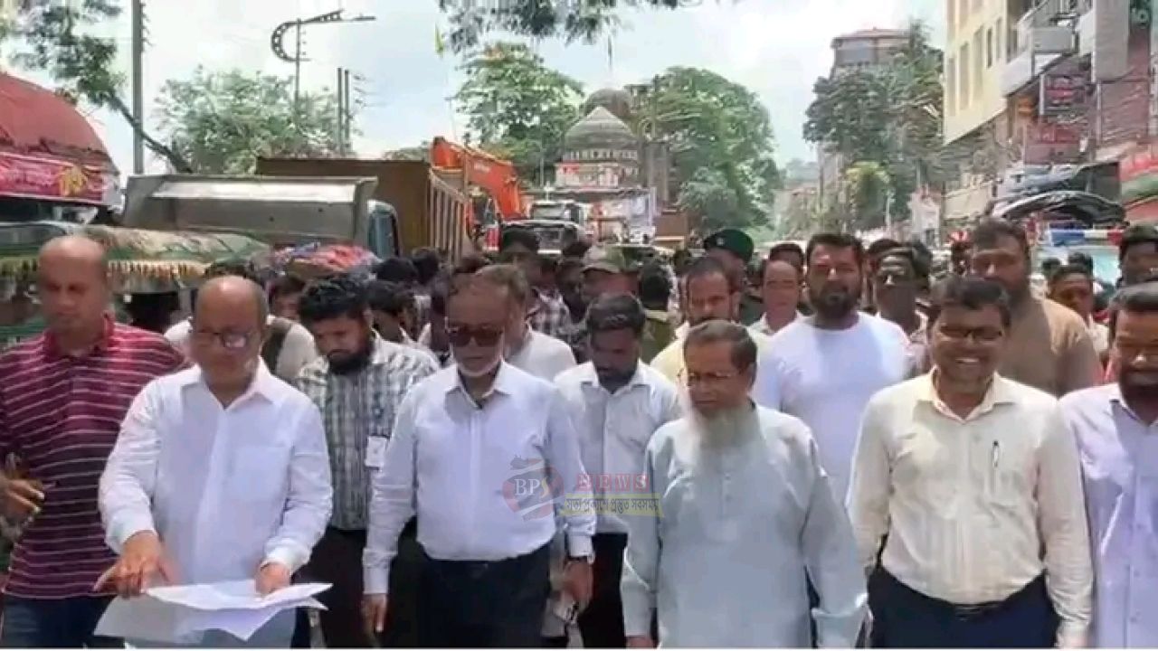 কদমরসুল সেতুর কাজ পরিদর্শনে এমপি আবুল কালাম ও প্রশাসক সাখাওয়াত