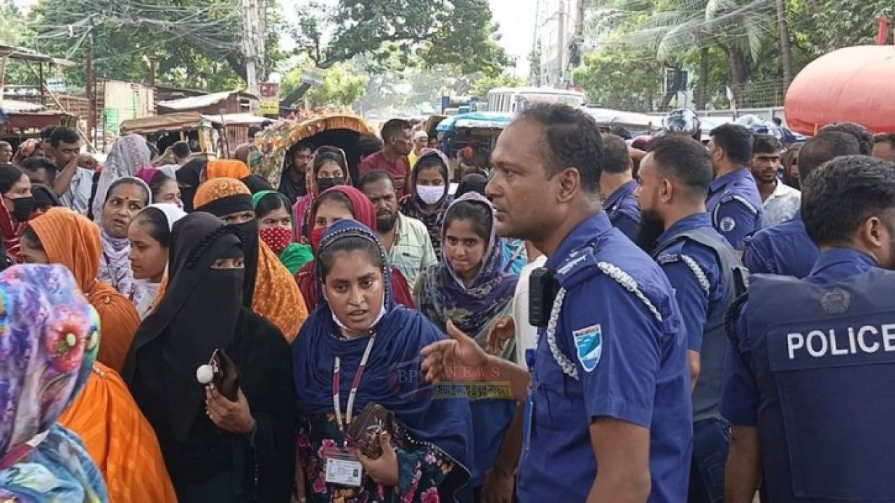 ফতুল্লায় ইউনাইটেড এ্যাপারেল অনির্দিষ্টকালের জন্য বন্ধ
