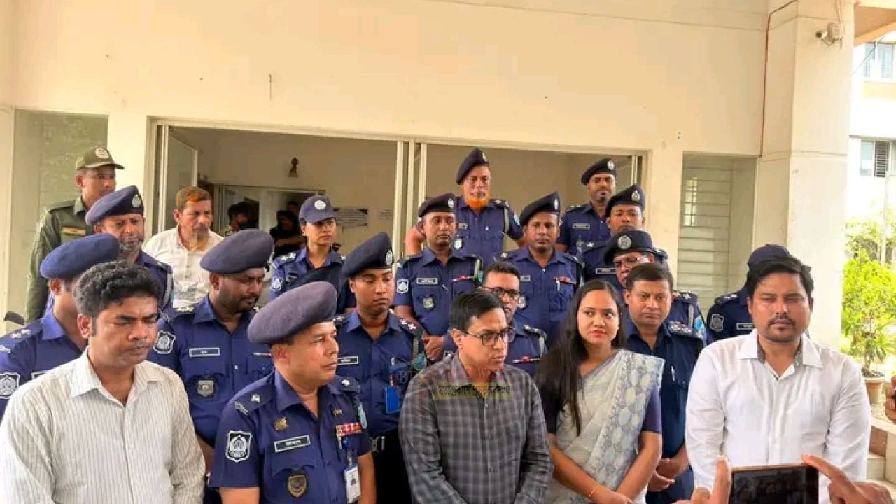 আইনশৃঙ্খলা রক্ষায় কঠোর হতে বললেন ডিসি রায়হান কবির