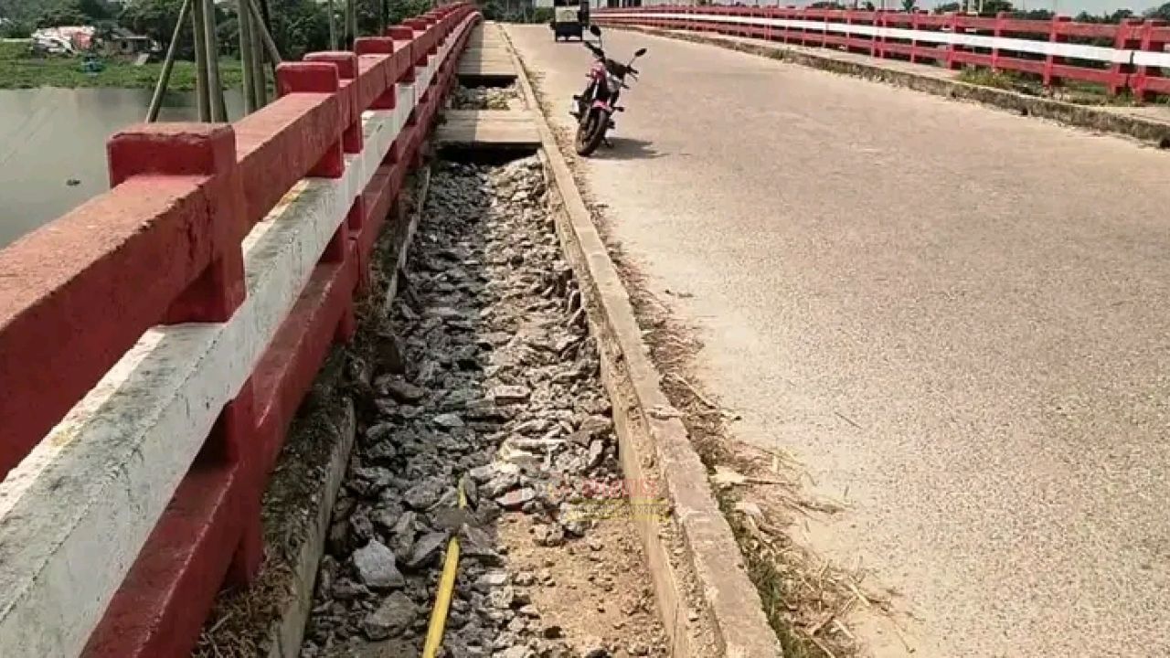 বন্দরের কাইকারটেক ব্রিজের ওয়াকওয়ে ভেঙে লোহা চুরির অভিযোগ