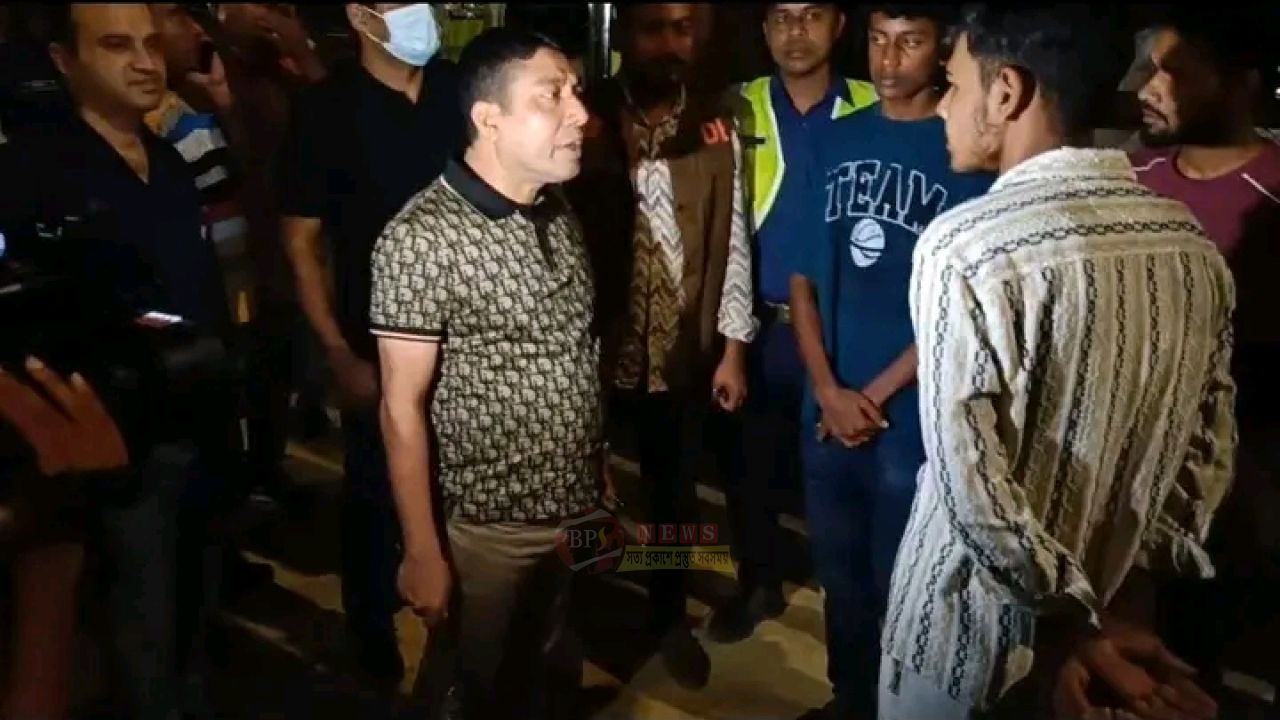 রূপগঞ্জের ৩০০ ফিটে পুলিশের চেকপোস্ট, হুইস্কি ও সামুরাইসহ আটক ৬