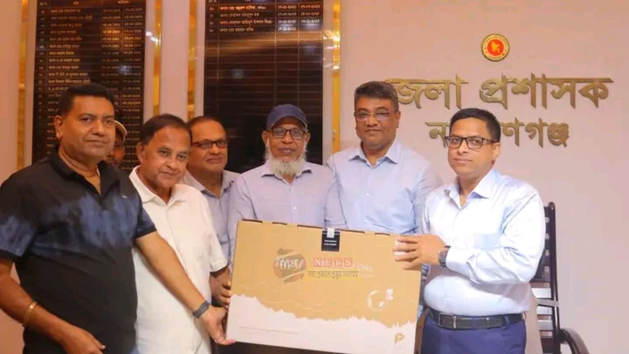 নারায়ণগঞ্জে নাগরিক শক্তিকে কম্পিউটার-প্রিন্টার দিল জেলা প্রশাসন