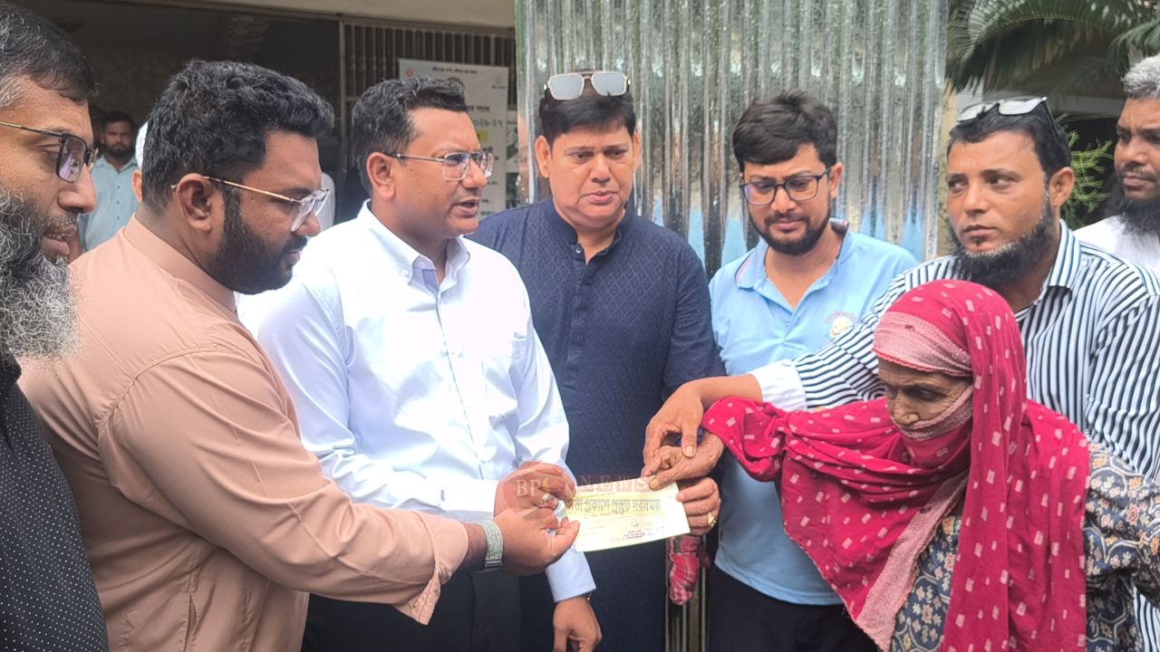 ১০ বছর পঙ্গু হয়ে থাকা অসহায় সালেহার পাশে এমপি-পুত্র সজিব