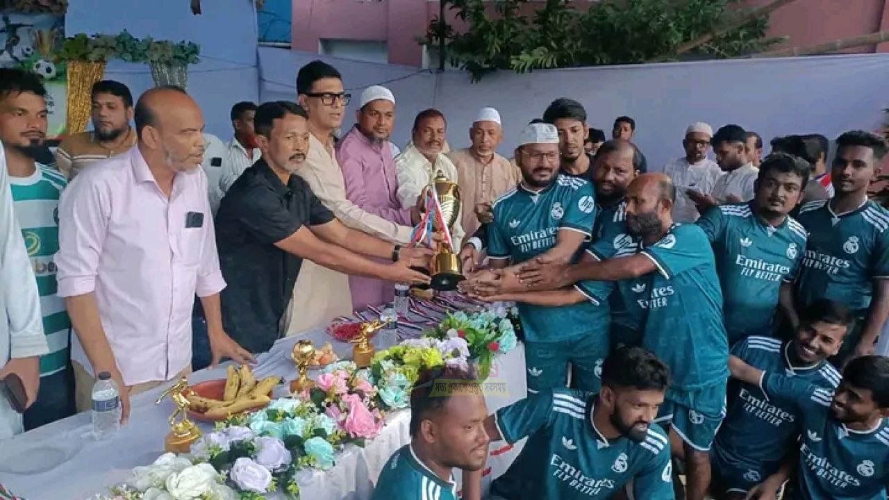 রসুলবাগে ফুটবল টুর্নামেন্টের ফাইনাল ও পুরস্কার বিতরণ