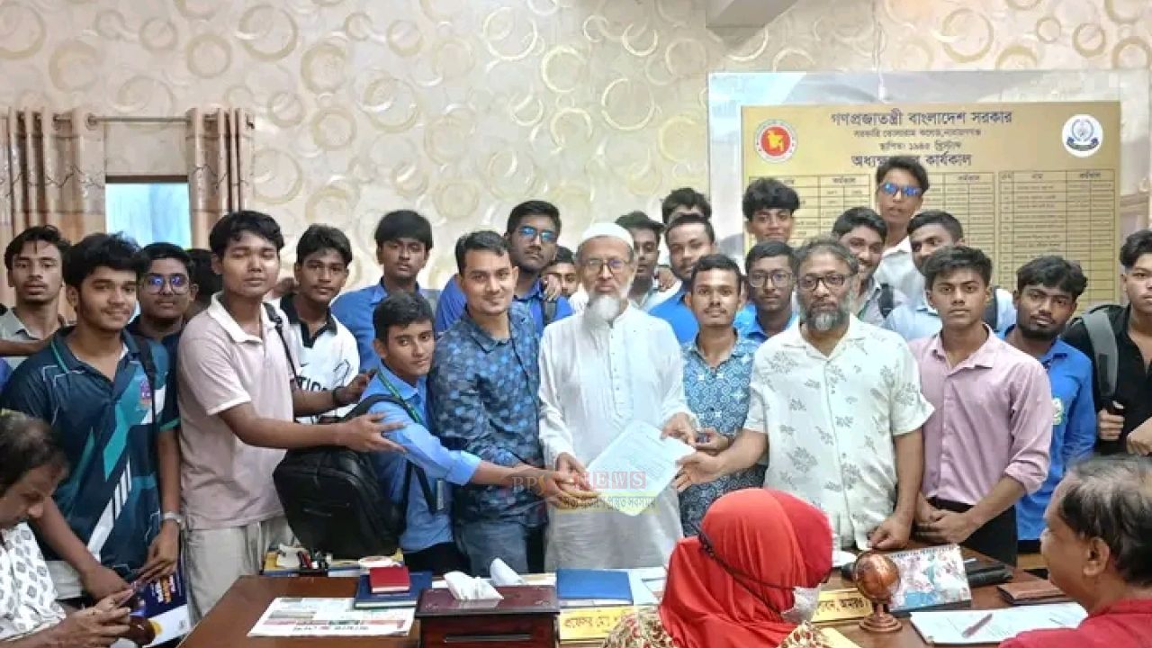 তোলারাম কলেজে পরিবহন সংকট, বাস বাড়ানোর দাবি শিক্ষার্থীদের