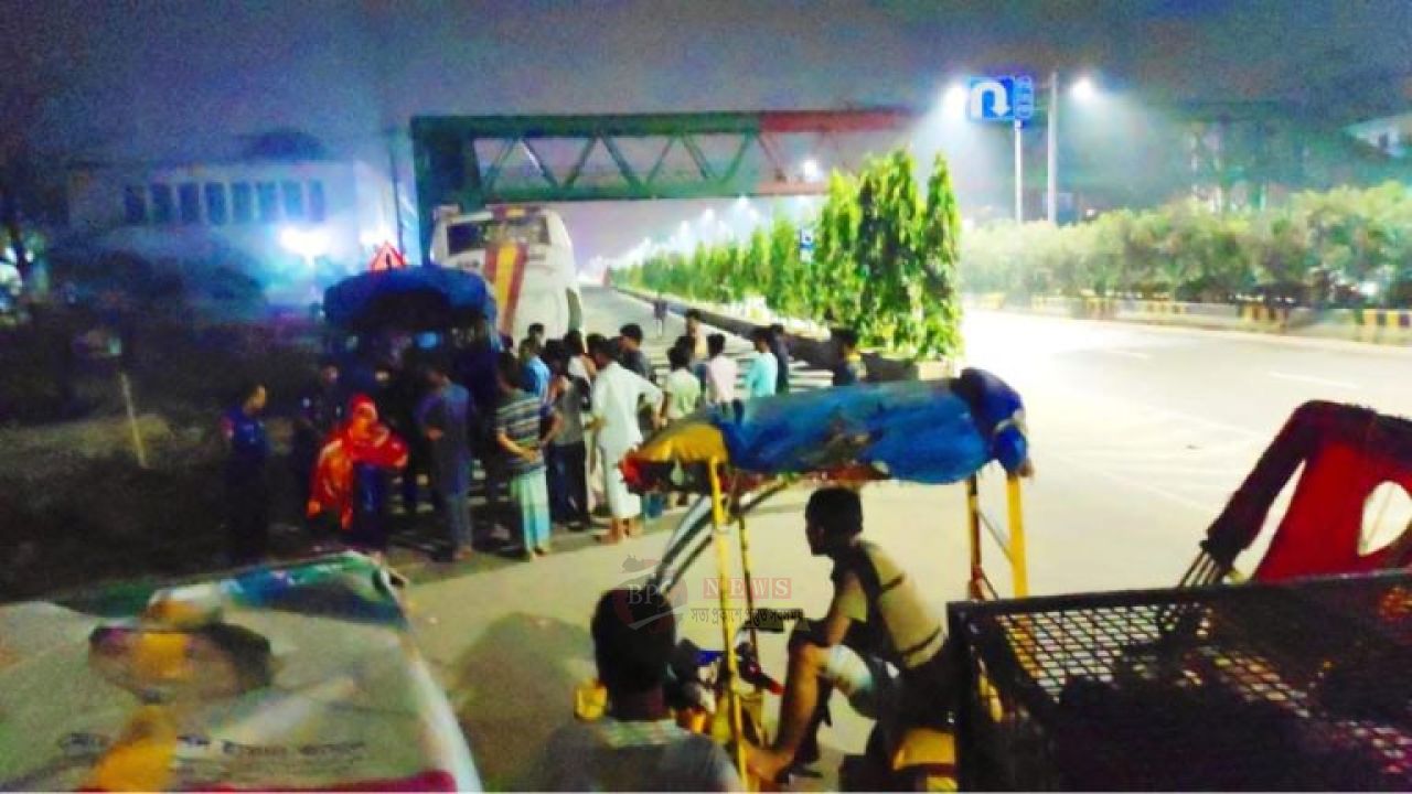 ফতুল্লায় বাসে অস্ত্রের ভয় দেখিয়ে ২৫ যাত্রীর টাকা-মোবাইল লুট