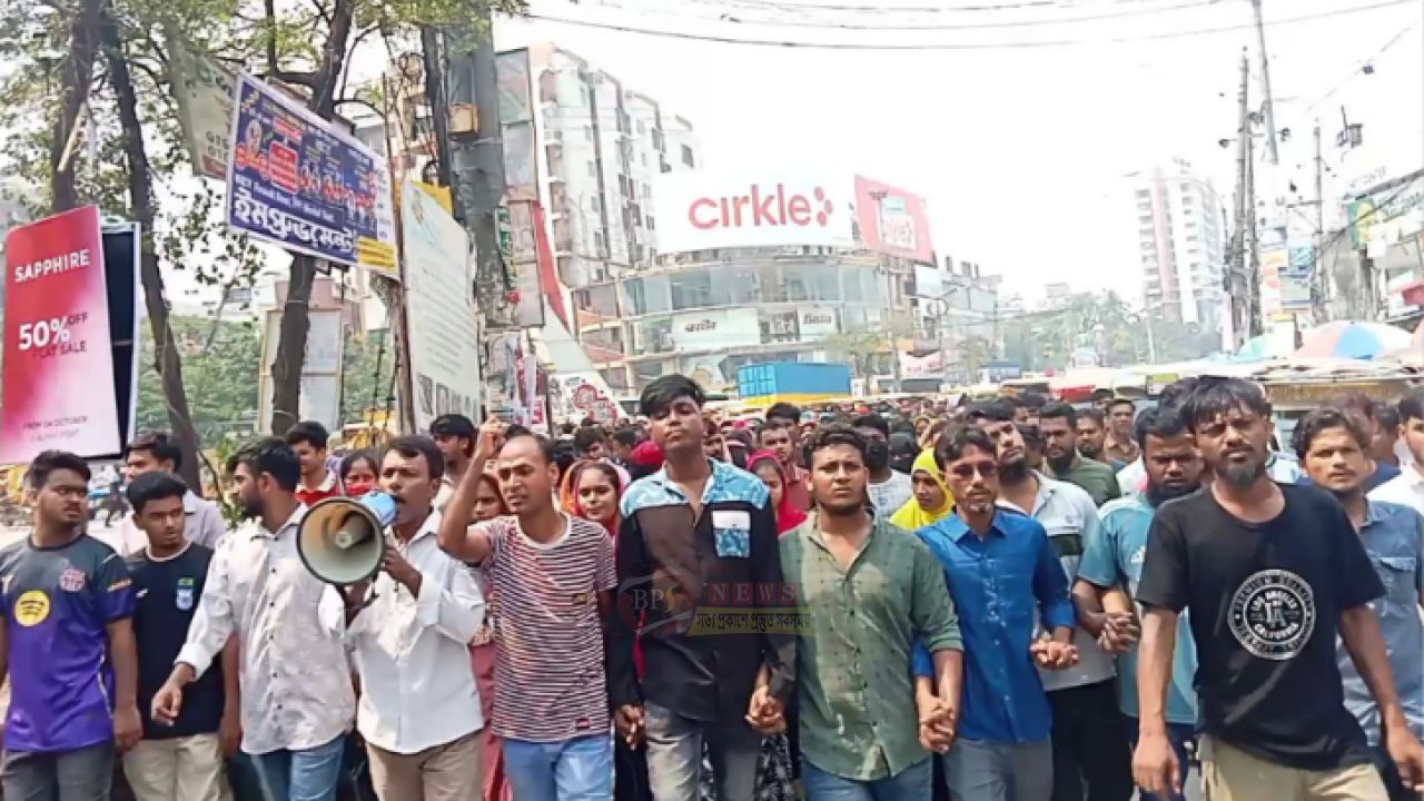 ফতুল্লায় বন্ধ কারখানা খোলার দাবিতে শ্রমিকদের বিক্ষোভ