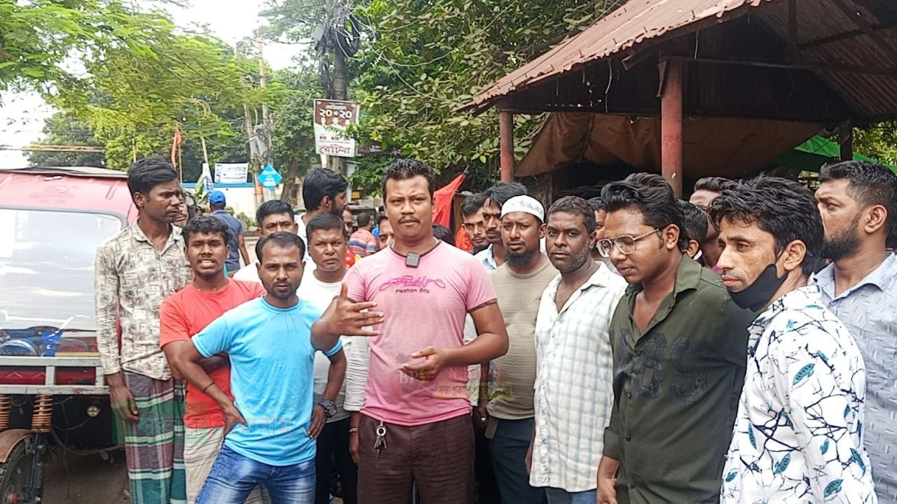 মিশনপাড়া পর্যন্ত চলাচলের দাবিতে নারায়ণগঞ্জে অটোরিকশা চালকদের বিক্ষোভ