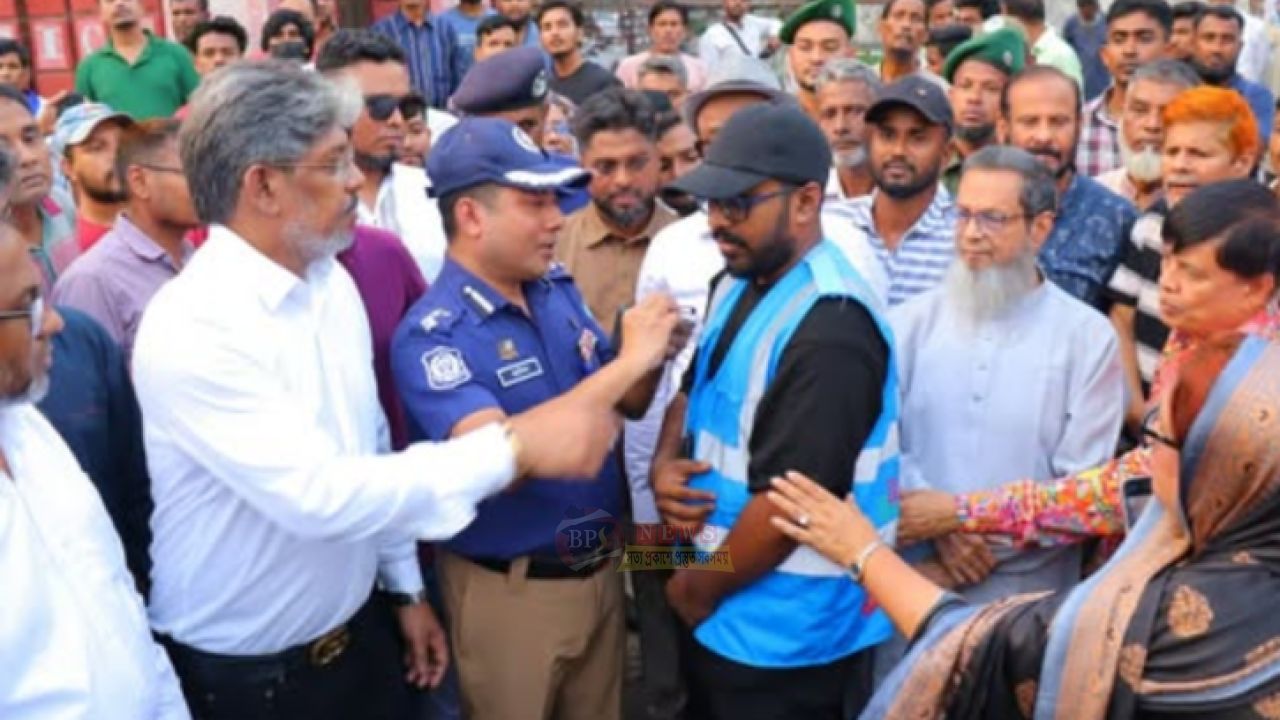 চাষাঢ়ায় যানজট নিয়ন্ত্রণে ২২ স্বেচ্ছাসেবক, পেলেন বডি ক্যামেরা