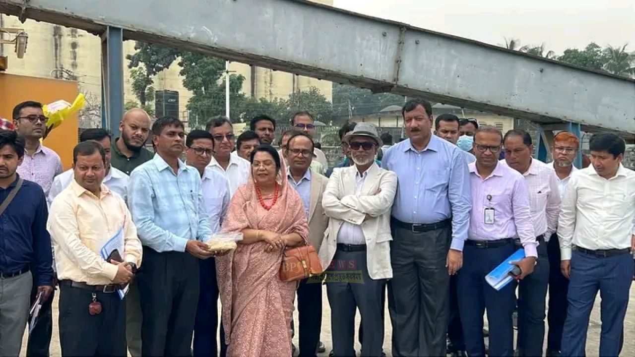 সিদ্ধিরগঞ্জ খাদ্য গোডাউন পরিদর্শনে খাদ্যমন্ত্রী আফরোজা খানম রিতা