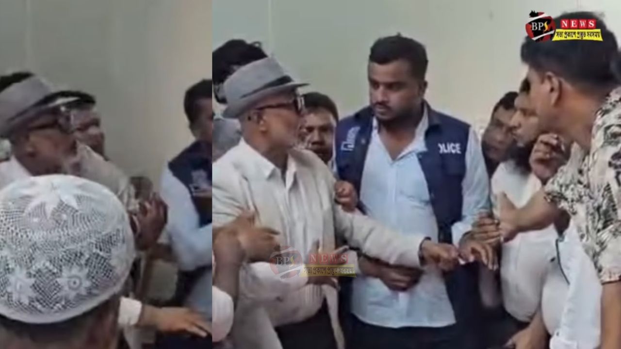 বার ভবনে বিএনপিপন্থী আইনজীবীদের হাতাহাতি, হেনস্তার শিকার সাখাওয়াত