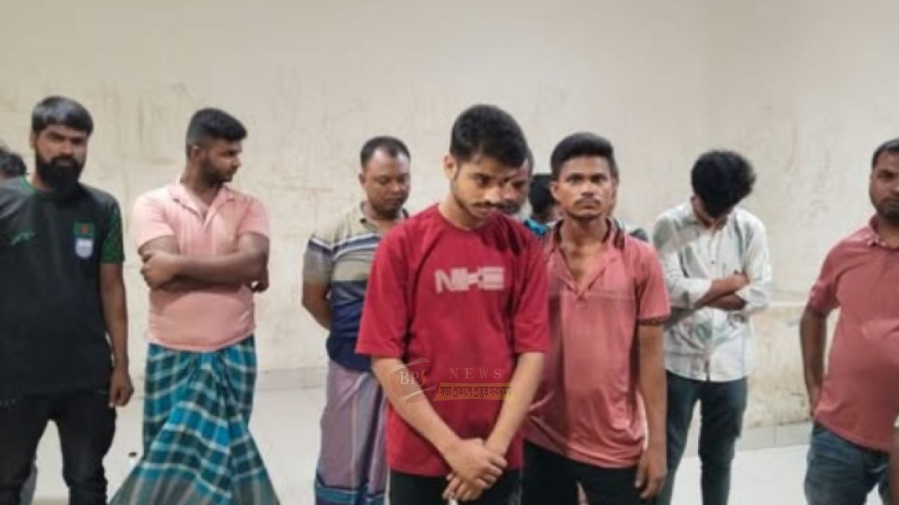 সিদ্ধিরগঞ্জের আবাসিক হোটেলে পুলিশের অভিযান, আটক ১৭