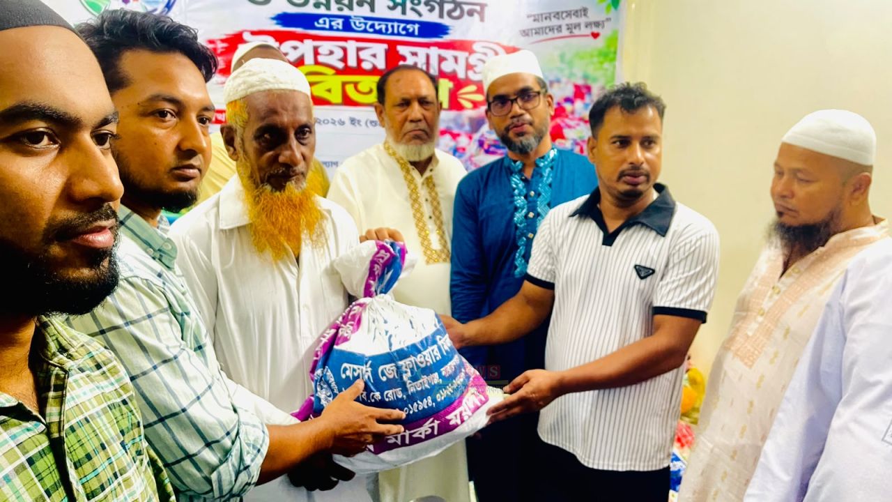 ষোলপাড়া মানবকল্যাণ সংগঠনের উদ্যোগে উপহার সামগ্রী বিতরণ