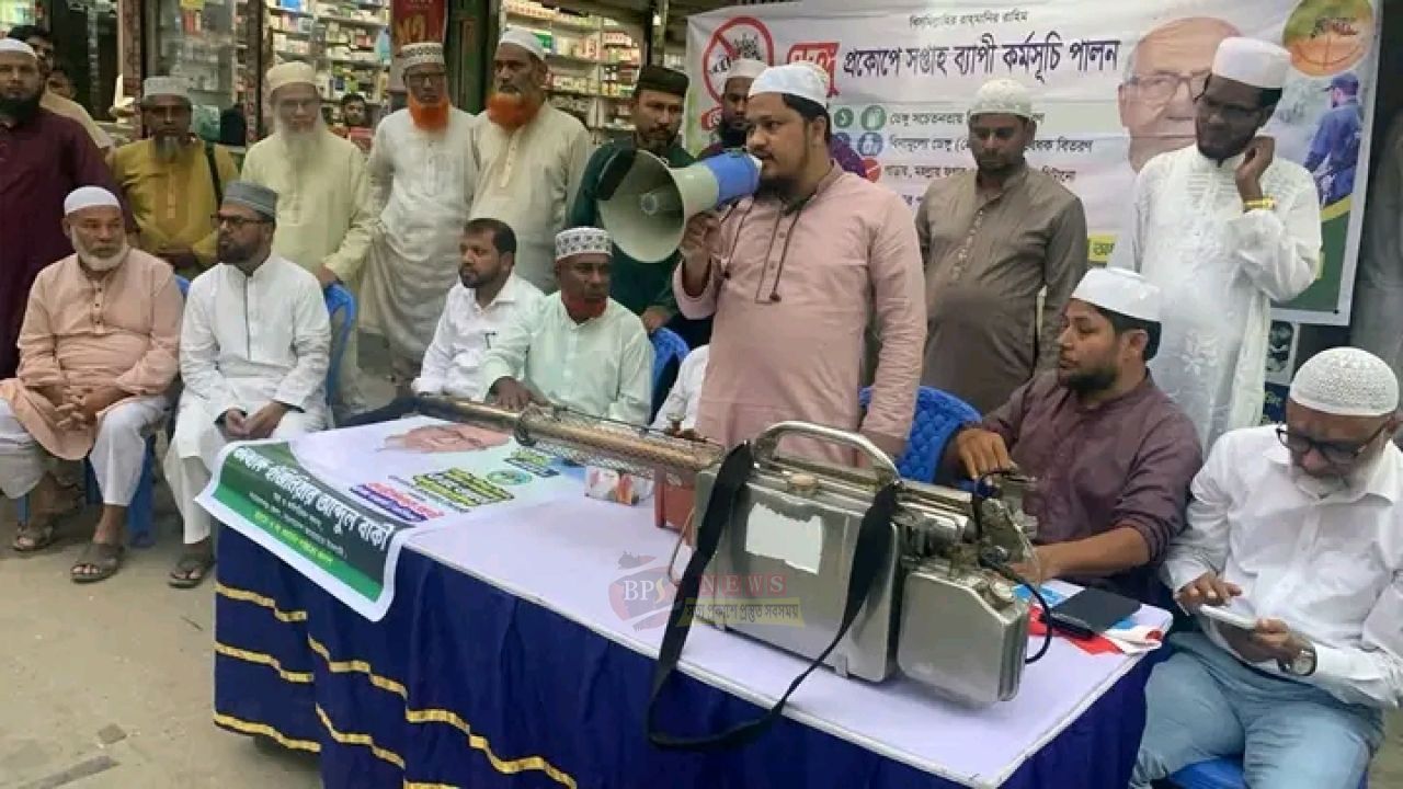 সোনামিয়া মার্কেটে ডেঙ্গু প্রতিরোধে মশা নিধন কার্যক্রমে আবদুল জব্বার