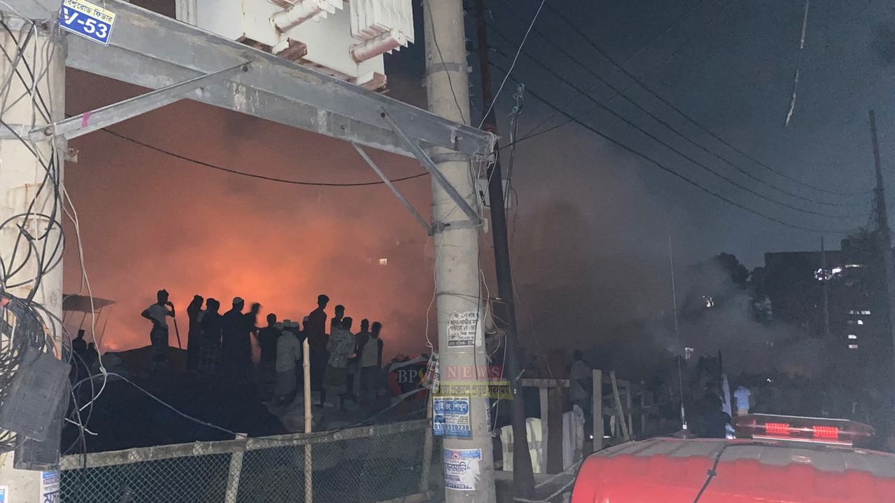 রাতভর আগুনে পুড়ল কায়েমপুরের একাধিক জুটের গোডাউন