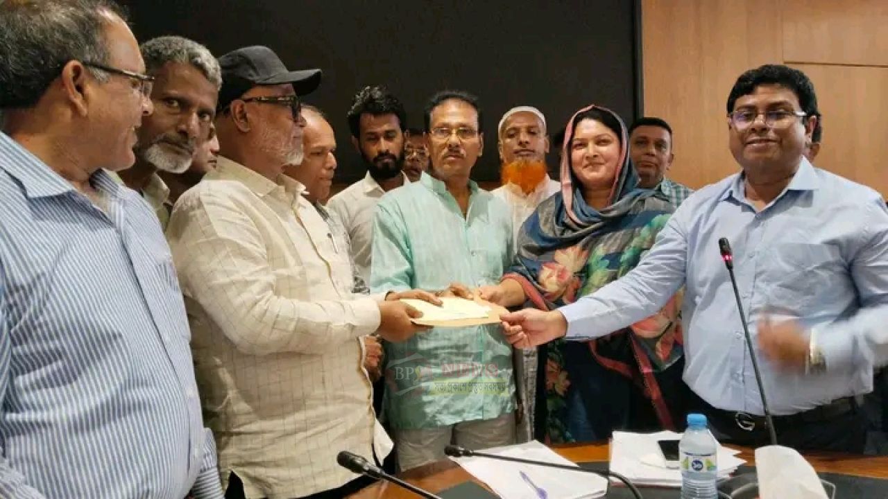 দুর্গাপূজা উপলক্ষে ১৬ ও ১৮ নম্বর ওয়ার্ডের মন্দিরে অনুদান দিলেন সাখাওয়াত-বিভা