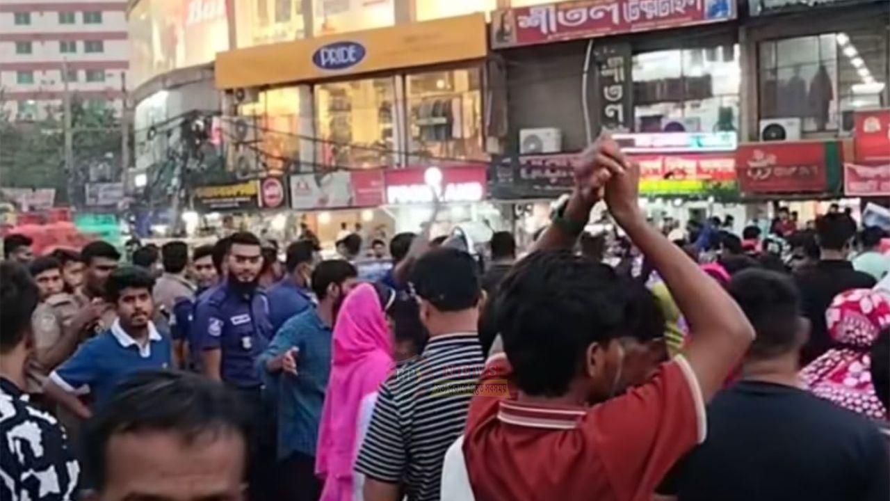 কারখানা খোলার দাবিতে চাষাঢ়ায় ইউনাইটেড অ্যাপারেলের শ্রমিকদের সড়ক অবরোধ