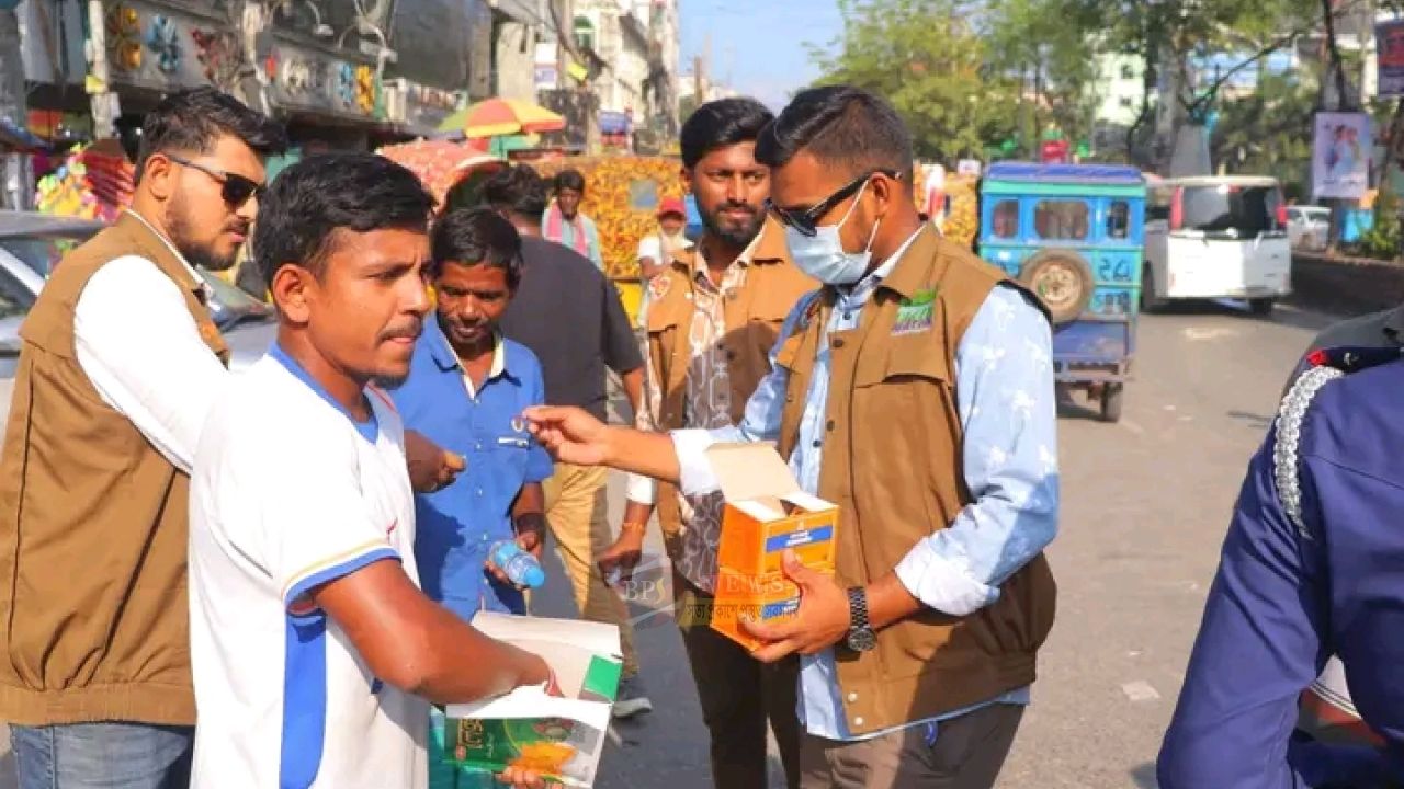 তীব্র গরমে স্বস্তি দিতে পানি-স্যালাইন বিতরণ নারায়ণগঞ্জ জেলা প্রশাসনের