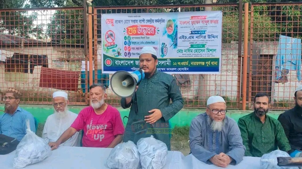 ডেঙ্গু সচেতনতায় মাঠে মাওলানা আবদুল জব্বার, বিতরণ করলেন লিফলেট