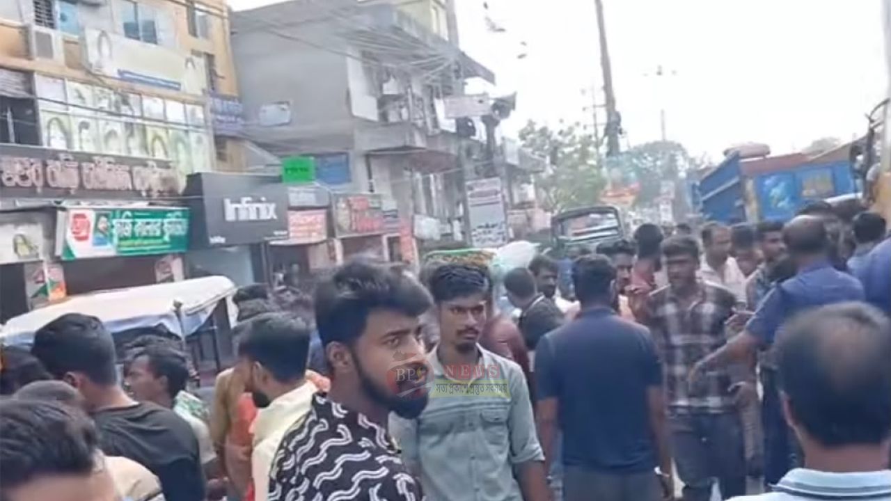 শহরে অটোরিকশা প্রবেশের দাবিতে সড়ক অবরোধ, ৪০ মিনিট যান চলাচল বন্ধ