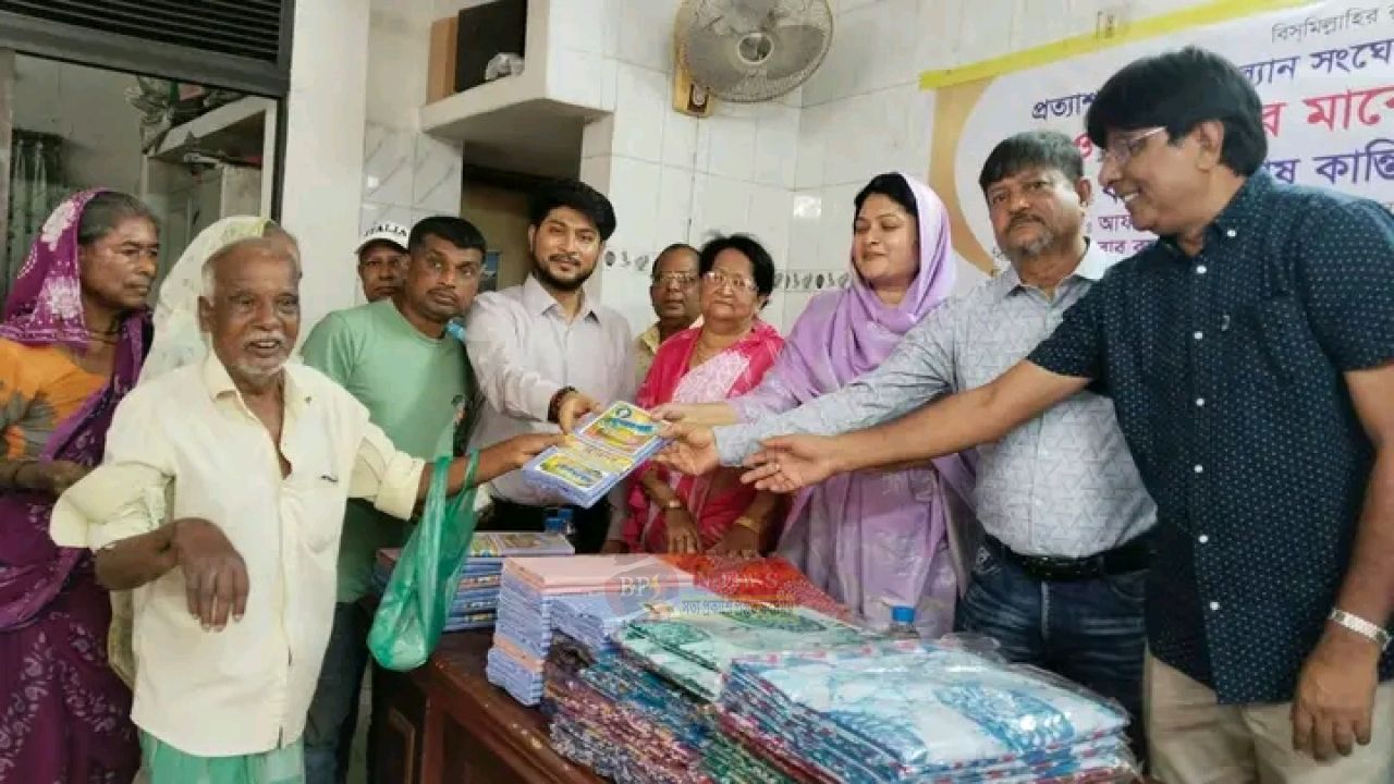 শারদীয় দুর্গাপূজা উপলক্ষে দুস্থদের মাঝে বস্ত্র বিতরণ করলেন বিভা হাসান