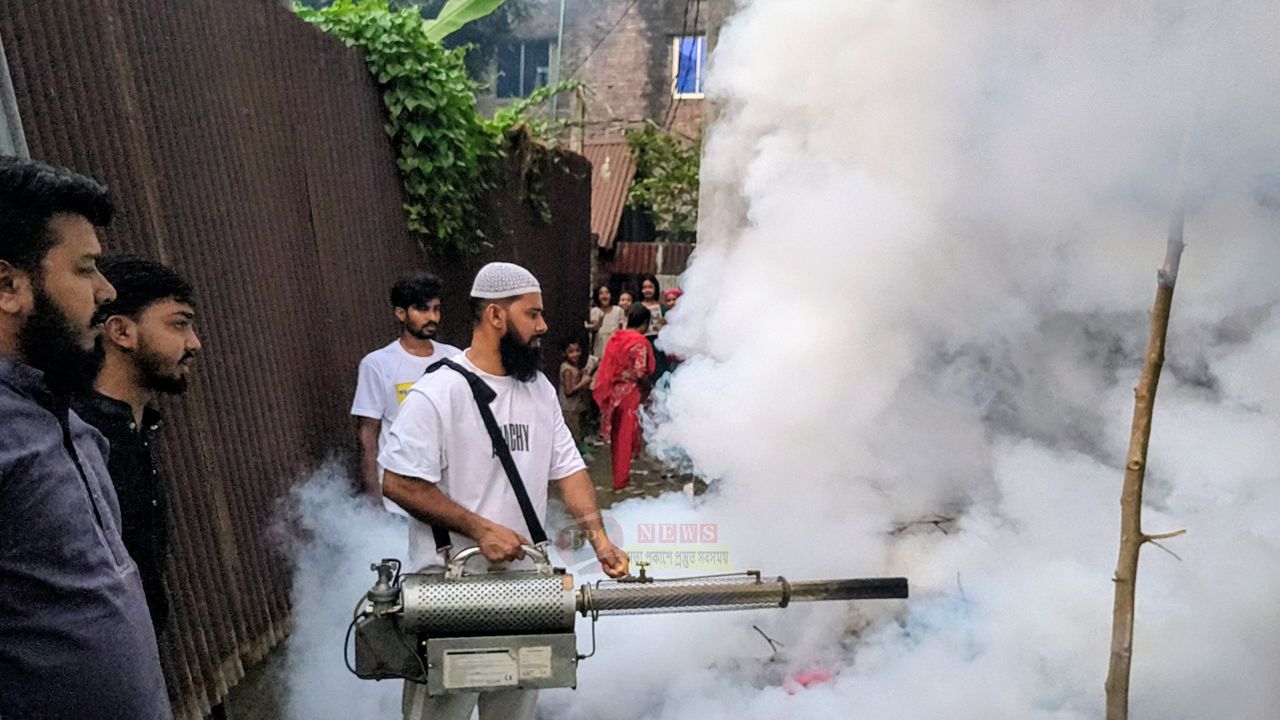 ডেঙ্গু প্রতিরোধে কাঁচপুরে মেম্বার পদপ্রার্থী মাসুমের মশক নিধন ও সচেতনতামূলক লিফলেট বিতরণ