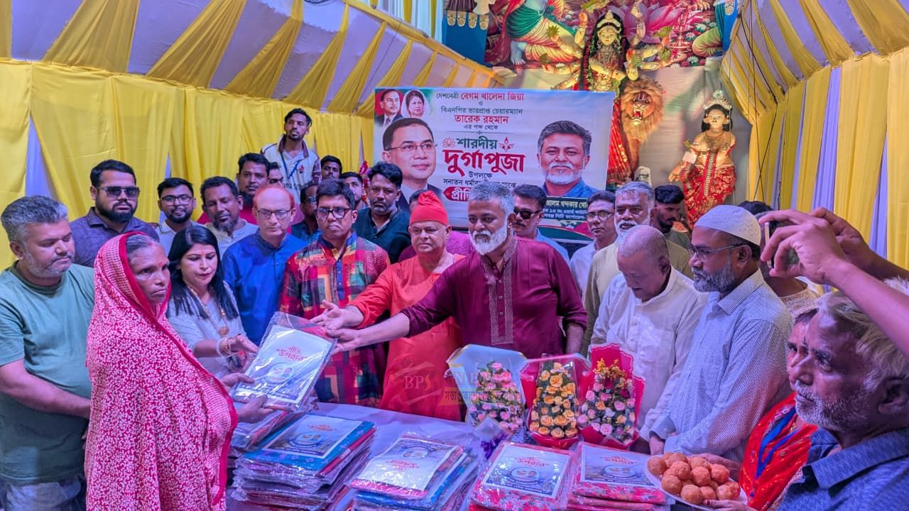 শারদীয় দুর্গোৎসবে হরিজন সম্প্রদায়ের পাশে টিম খোরশেদ