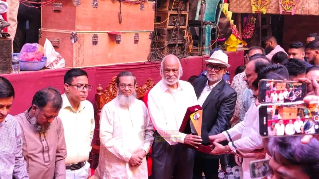 আমলাপাড়া পূজামণ্ডপ পরিদর্শন করলেন স্থানীয় সরকারমন্ত্রী