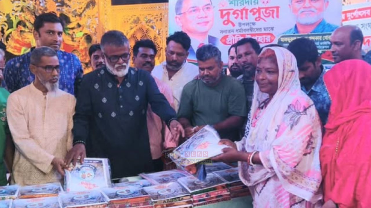 নারায়ণগঞ্জে শতাধিক হরিজনের মাঝে খোরশেদের বস্ত্র বিতরণ