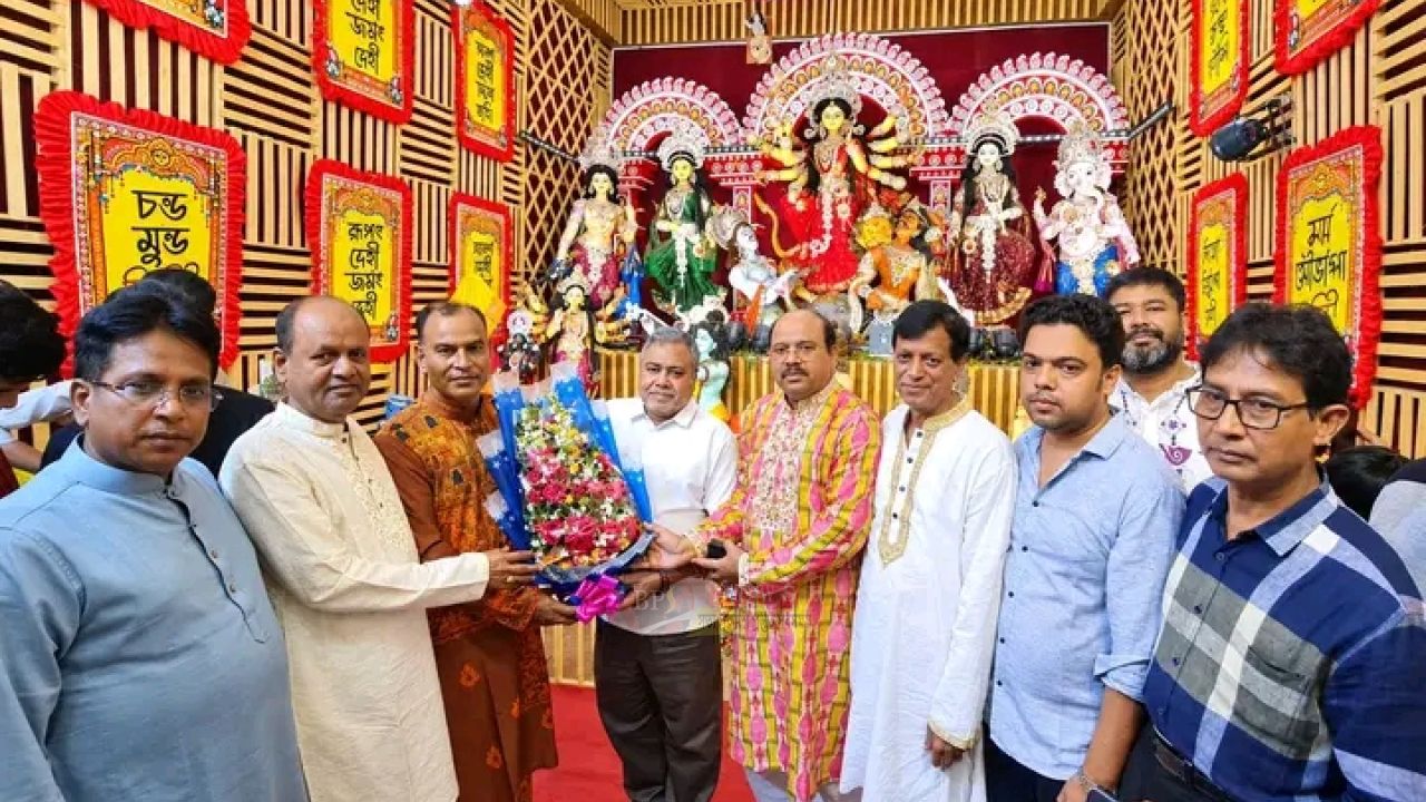 নারায়ণগঞ্জে বিভিন্ন পূজামণ্ডপ পরিদর্শনে আনিসুল ইসলাম সানি