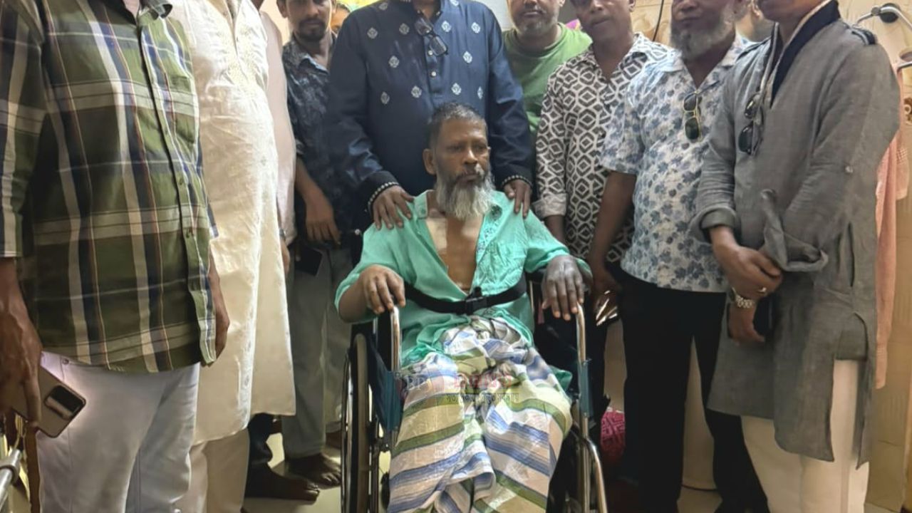 অসুস্থ শ্রমিকদল নেতাকে হুইল চেয়ার উপহার দিলেন খোরশেদ