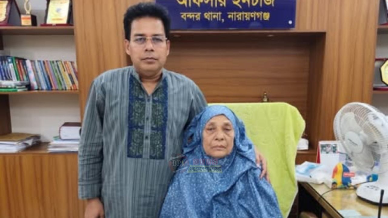  নিজের কর্মস্থলের চেয়ারে মাকে বসিয়ে স্বপ্ন পূরণ করলেন বন্দর থানার ওসি