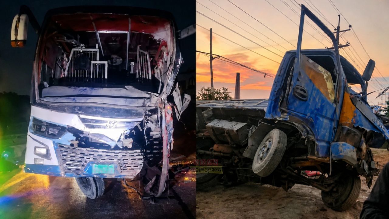 বন্দরে বাস-ট্রাক সংঘর্ষে প্রাণ গেল রাস্তার পাশে দাঁড়িয়ে থাকা বাবা-ছেলের