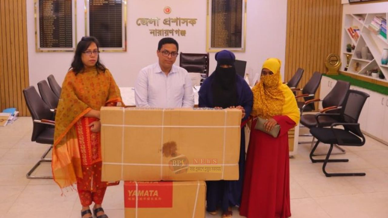 অসহায় পরিবারের হাল ধরতে আশা মনির হাতে সেলাই মেশিন তুলে দিলেন ডিসি
