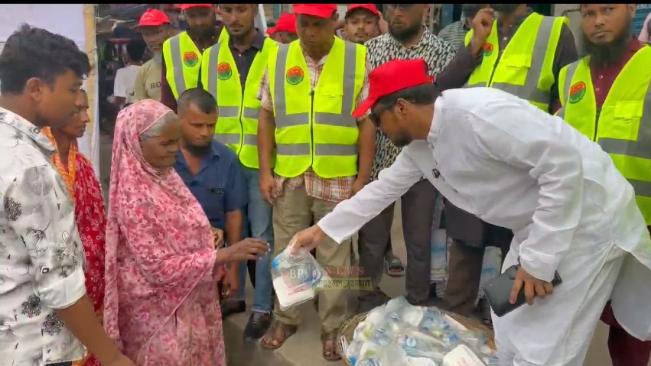 যুবদলের প্রতিষ্ঠাবার্ষিকী উপলক্ষে রুবেল হোসেনের তৈরী খাবার বিতরন